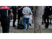 Önce tartıştı, sonra ağlayarak ayaklarına kapandı