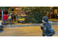 Adana‘da ağaca çarpan otomobil ikiye bölündü: 3 ölü, 2 yaralı