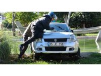 Antalya’da otomobil süs havuzuna uçtu: Çekici çaresiz kalınca yöntemi vatandaş buldu