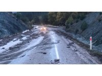 Şiddetli yağış heyelana neden oldu, yollar kapandı