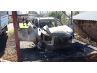 Park halindeki kamyonet yandı