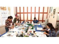 Cam füzyon kursuna katılan kadınlar, atık şişeleri sanat eserine dönüştürüyor