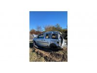 Takla atarak tarlaya uçtu: 3 kişi yaralandı