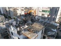 Ağır hasarlı binanın beton bağlama noktasından tepsi çıktı