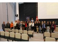 Mezitli turuncu rengine boyanıyor