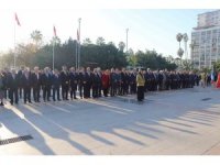 Mersin’de Öğretmenler Günü dolayısıyla Atatürk Anıtı’na çelenk sunuldu