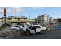 Bariyerlere çarpan otomobil yola fırlayan sürücüsünü ezdi