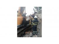 Hatay’da iş makinesi yandı