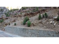 Adana’da 4 öğretmenin otomobilin üzerine kaya düşmesi sonucu öldüğü yolda tehlike devam ediyor