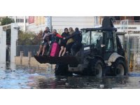 Suların kapladığı İskenderun’da evlerde mahsur kalanlar, iş makineleri ve yüksek tonajlı araçlarla kurtarılıyor