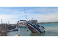 Fırtınayla birlikte suya gömülen tekne vinçle karaya çıkarıldı