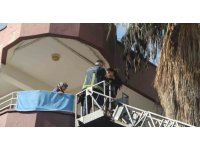 Yangında balkonda mahsur kalan torun ve babaanne kurtarıldı