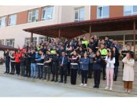 Türk polisinden işaret diliyle İstiklal Marşı