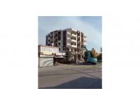 İş makinesinin dokunuşuyla 5 katlı bina yerle bir oldu