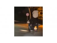 Antalya’da motosiklette tehlikeli yolculuk