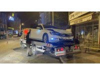 Aracıyla kaldırıma çıkan sürücü alkollü çıktı