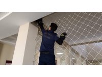 Hatay’da fileye takılan kediyi itfaiye kurtardı