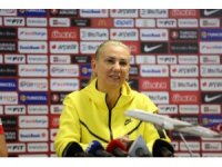 Necla Kıragası: "Kadın futbolunun tarihi bu kızlarla yazılıyor"