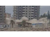 Dinamitle patlatılan 10 katlı bina, kağıt gibi yerle bir oldu