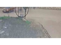 Motosiklet, otomobile ok gibi saplandı: O anlar kamerada