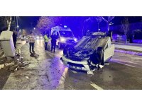 Elektrik panosuna çarpan otomobil ters döndü: 1 yaralı