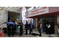 Adana’da polis, ihtiyaç sahibi ailelerine bebek bezi dağıttı