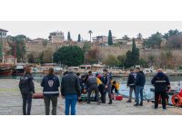 Deniz üzerinde hareketsiz bulunan şahsı hayatta tutmak için kalp masajı sırasına girdiler