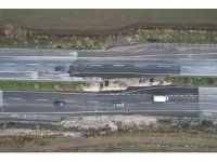 Depremin izi bu yolda hala var