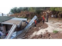 Antalya’da istinat duvarı çöktü, iki ev zarar gördü