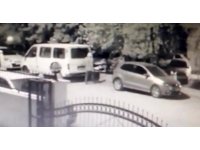 Park halindeki minibüsün çalınma anı güvenlik kameralarına yansıdı