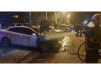 Adana’da galeri önündeki otomobil kundaklandı