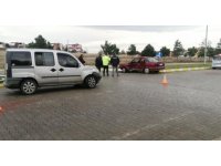 16 yaşındaki ehliyetsiz çocuk sürücünün karıştığı kazada sürücüler yaralandı