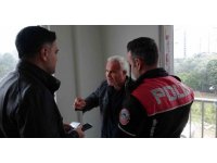 Evini zamanında teslim alamayınca benzin döküp kendisini yakmaya çalıştı