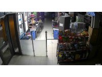 Marketten gıda ürünleri ve sigara çalan kişi güvenlik kameralarına yansıdı