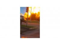 Yanan otomobil bomba gibi patladı