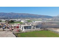 Fabrikadaki yangın sürüyor, müdahale havadan görüntülendi