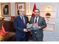 Manisalı Ali Bey kitabı Adana’da okullara armağan edildi