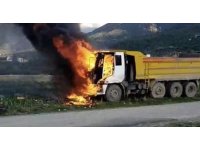 Osmaniye’de seyir halindeki hafriyat kamyonu yandı