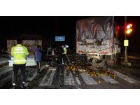 Kırmızı ışıkta duran mandalina yüklü kamyona tır çarptı, kara yolu mandalina bahçesine dündü