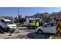 Burdur’da iki otomobil çarpıştı: 3 kişi yaralandı