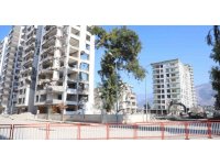 Ağır hasarlı binanın çökme riskinden dolayı yanındaki apartmanlar tahliye edildi