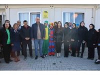 Hatay’da kız öğrencilerin diktikleri kıyafetler ve kuklalar çocuklara hediye edildi