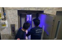 14 katlı binanın asansöründe mahsur kalan kuryeyi itfaiye kurtardı