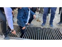 Bacağı mazgala sıkışan genci itfaiye ekipleri kurtardı