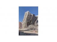 Çökme riskine karşı çevresindeki ağır hasarlı binalar boşaltılmıştı, 15 katlı bina böyle yerle bir oldu