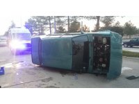 Elektrik panosuna çarpan otomobil yan yattı