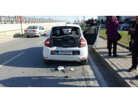 Alman uyruklu sürücünün aracına arkadan çarpıp kaçtı, olay yerinde telefonunu düşürdü