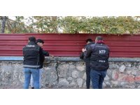 Adana’da narkotik polisinden okul önünde uygulama