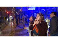 Yaşlı karı kocanın alev alev yanan binada olduğu ihbarı mahalleliyi sokağa döktü