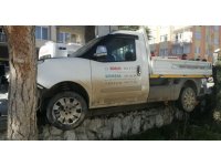 Sokaktan kontrolsüz çıkıp kamyonete çarptı, ortalık savaş alanına döndü: 1 yaralı